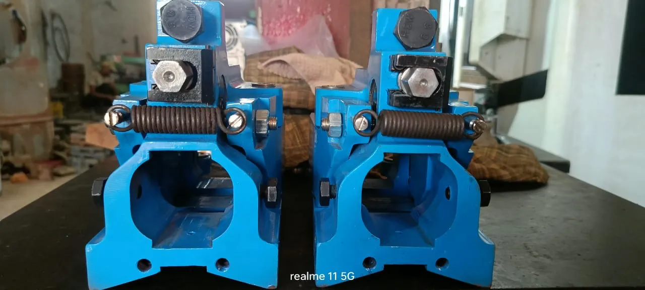 Pair of spring-tensioned guide boxes with adjusting arms